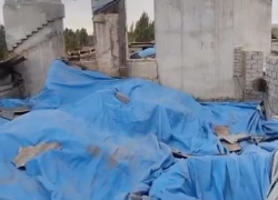 Клеенка вместо крыши: волгоградцев шокировало произведение искусства от капремонта