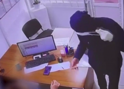 Неловкий грабитель в маске обчистил офисы микрозаймов в Волгограде: видео