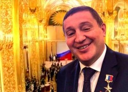 За чей счет сытно кормили чиновников и депутатов перед отчетом Андрея Бочарова, пытается узнать общественник