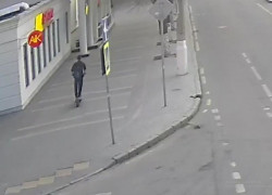 Парень за рулем электросамоката протаранил Volkswagen  в Волгограде: ДТП попало на видео 