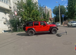 Внедорожник сшиб ребенка на электросамокате в центре Волгограда
