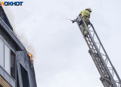 На юге Волгограда с ночи тушат расселенный дом 