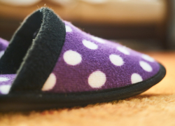 В Волгограде арестовали 4 320 пар домашних тапочек и галош