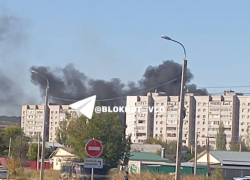 Названа причина мощного пожара с задымлением на юге Волгограда
