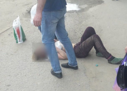 Молодая девушка выпала из окна на глазах у прохожих в Волгограде