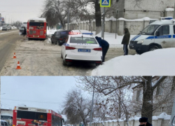 На видео попало, как автобус снес легковушку в Волгограде 