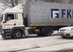 Фуры буксуют и пробки 10 баллов: транспортный коллапс начинается в Волгограде из-за снегопада
