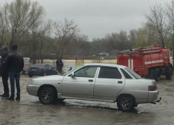 Со дня реки в Волгоградской области подняли машину сотрудника УФСИН: тела девушки в ней нет