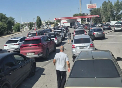 Штрафом пригрозили стоящим в диких очередях на АЗС в Волгограде 