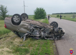 Lada рухнула на крышу после шок-ДТП под Волгоградом: фото