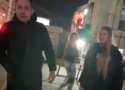 Автохам обматерил прохожих за замечание о парковке в центре Волгограда: видео