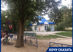 Дети играют рядом с «Пивным этикетом» во дворе Волгограда