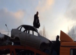 Прыжки неадекватного высотника-альпиниста по крышам машин автовоза в Волгограде попали на видео