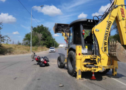 Мотоциклист умер после столкновения с трактором в Волгограде