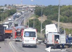 Тягач и самосвал перекрыли движение Третьей Продольной в Волгограде