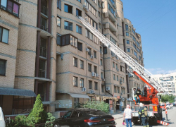 В Волгограде эвакуировали жильцов горящей высотки на Новороссийской: видео 