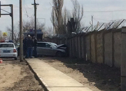 Тройное ДТП с бетонным забором произошло в Волгограде 