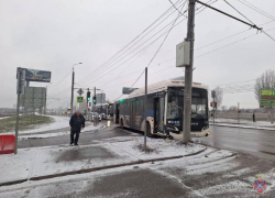 Есть пострадавшие: автобус с пассажирами влетел в столб в Волгограде 