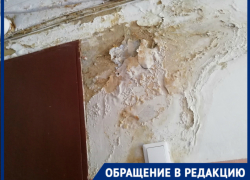 «Несколько лет протекает крыша, а нам меняют окна»: многодетную мать измотали коммунальщики