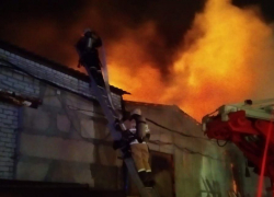 На юге Волгограда более пяти часов тушили пожар на заводе