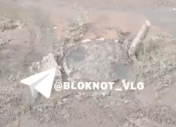 Извержение канализации у многоэтажек в Волгограде сняли на видео 