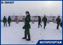 Снег засыпал курсантов, бегунов и коммунальщиков с воздуходувами: фото зимнего дня в Волгограде 