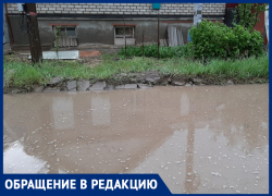 Дорогу последний раз чинили в 1970-х: двор волгоградца затапливает огромная лужа