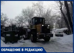 “80-летние бабушки плакали”: волгоградцы показали, как при сносе самовольных построек не дают забрать вещи 
