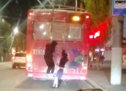 Дети-зацеперы катаются по ночам на троллейбусах в Волгограде 