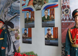 Имена четверых погибших на СВО бойцов увековечили на "Стене Памяти" в Волгограде