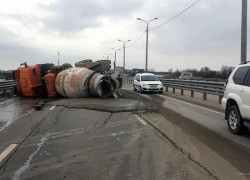  Бетономешалка перевернулась на 3-й Продольной в Волгограде