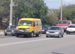 Маршрутка столкнулась с грузовиком на Второй Продольной Волгограда