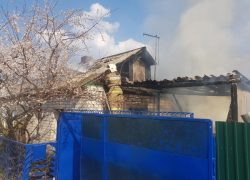 Пенсионера чудом спасли из охваченного огнем дома в Волгоградской области
