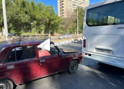 Столкновение ВАЗа с маршруткой парализовало движение на юге Волгограда 