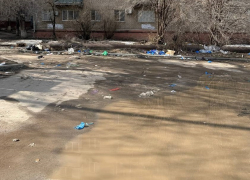 «А за забором дети играют в песочке»: свалка из бахил и шин взбесила волгоградца