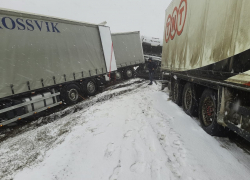 Подробности массового ДТП на трассе в Волгоградской области: пострадали 12 машин и 4 человека