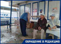 Детей и стариков оставили мокнуть под ливнем на пристани в Волгограде: «После вас мыть надо»