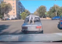 Волгоградец «звездочкой» прокатился на крыше шестерки — видео