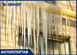Сосульки по всему центру Волгограда, угрожающе свисают с крыш