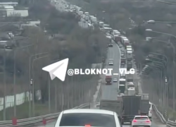 Впечатляющая пробка у кладбища Волгограда попала на видео