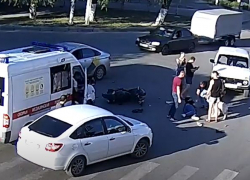 На видео попало столкновение 17-летнего подростка на мопеде с «Нивой»