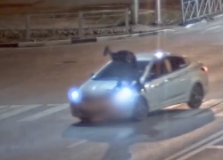 Кувырок женщины в воздухе от удара иномарки попал на видео под Волгоградом