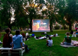 Волгоградцев снова зовут посмотреть «Кино под звездами» в освобожденном от мошкары парке