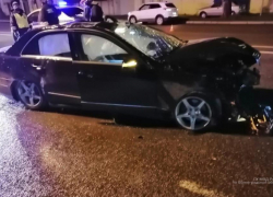Водитель разбил Mercedes в центре Волгограда, наехав на дорожный знак: двое в больнице
