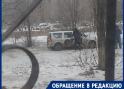 Машина застряла в затопленном дворе в Волгограде: видео