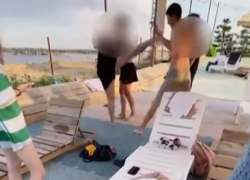 Женщины избили влюбленных, обвинив в разврате у бассейна в Волгограде: видео