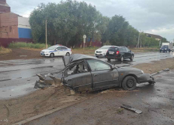 Под Волгоградом автомобиль раскололо на части: парень погиб на месте