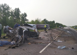 Двое погибших, двое раненых: под Волгоградом иномарку раздавила фура