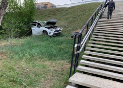 Автомобиль слетел с моста в Волгограде: ребёнок и водитель пострадали 