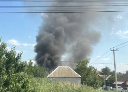 Гигантский столб черного дыма возник на юге Волгограда 